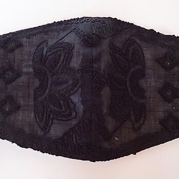 綿ローン刺繍 （黒）立体マスクの画像