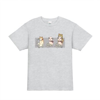 柴犬に噛まれるおじさんのゆるデザインTシャツの画像