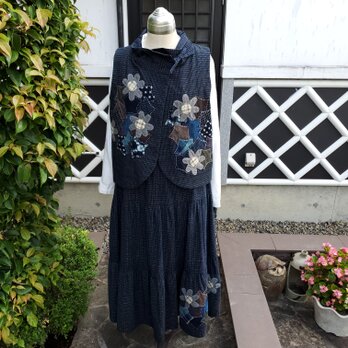 着物リメイク　手作り　書生絣にお花のアップリケ　ベストとスカートセットの画像