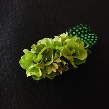 green corsage & head dressの画像