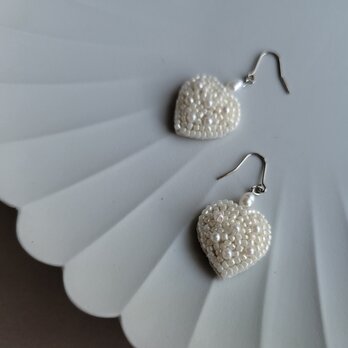 やさしいハートのピアス　オフホワイトの画像