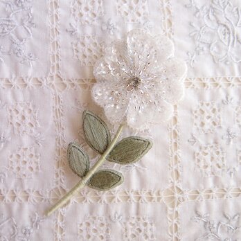 一輪の白い お花のブローチ Dの画像