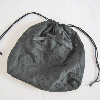 花柄刺繍生地のマチ付き巾着袋（黒）の画像
