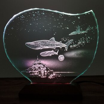 ジンベイザメ・マンタ・モンサンミッシェル　ガラスエッチングパネル・LEDスタンドセット（ランプ・ライト・照明）の画像