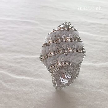 L11【Shell】マキガイ 巻貝 ビーズ刺繍 ブローチの画像