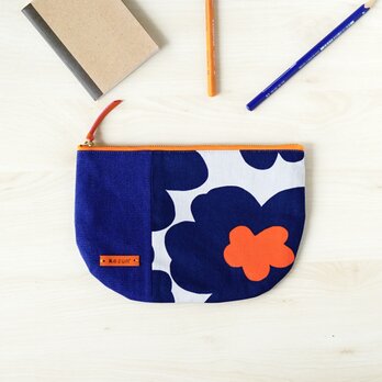 ネイビーとオレンジの北欧調花柄の半月型ポーチ２・本革使用（ネイビーの帆布）