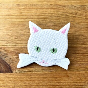 刺繍猫ブローチ　「白猫」の画像