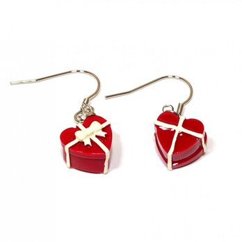 赤いハートのプレゼント・ボックス・ピアス-白い蝶型リボン付の画像