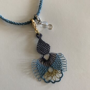 縫い針で編むレース　ネックレス(ブルー、グレー)の画像