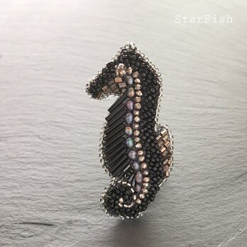 D2【Seahorse】タツノオトシゴ 海馬 ビーズ刺繍 ブローチの画像