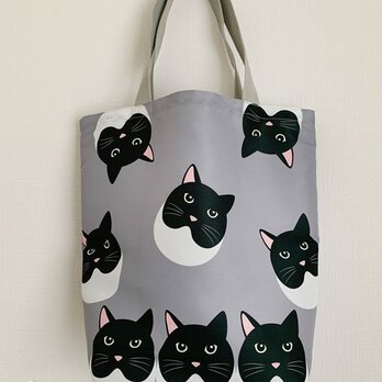 猫の視線を感じる気がする　『猫柄』お買い物袋の画像