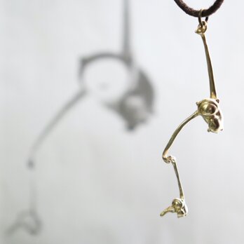伊藤若冲「猿猴捕月図」より 猿の親子のペンダント【真鍮製】の画像
