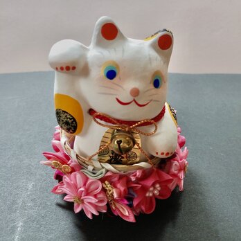 つまみ細工　花籠に入った幸せの招き猫(桜色)の画像