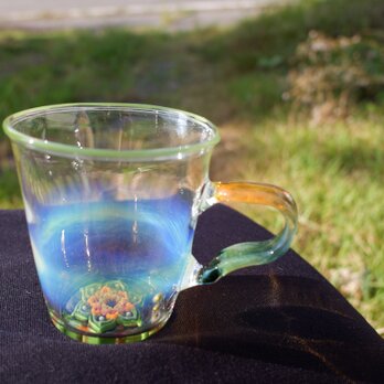 耐熱ガラスのマグカップ　花の画像