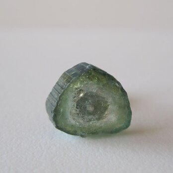 グリーントルマリンの結晶原石ピアス　14kgf 片耳の画像