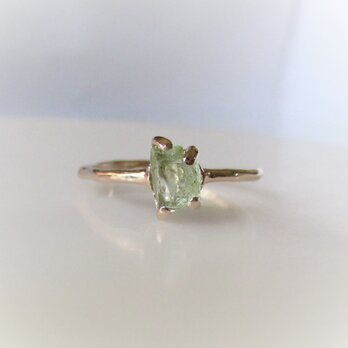 グロッシュラーガーネットの原石の指輪(グリーン)の画像
