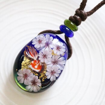 桜と金魚のとんぼ玉ガラスペンダント金箔入りの画像