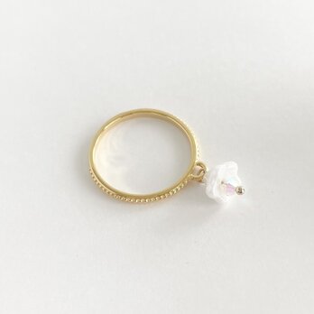 【リング・指輪/白いベルフラワーの揺れる指輪】　スワロフスキー使用 揺れる花モチーフ　重ね付けにもおすすめのリングですの画像