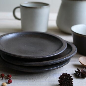 小皿　丸の皿　濃い茶　ブリムはアンティークゴールド系　陶器　の画像