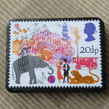 イギリス1983年　切手ブローチ 6536の画像
