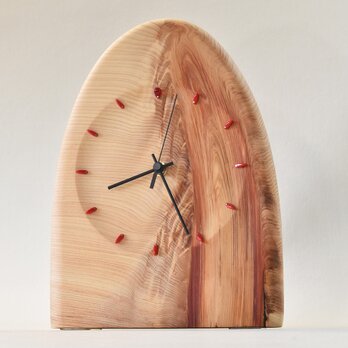 躍動的な勢いのある元気を感じさせる美しい節のある檜の置き時計の画像