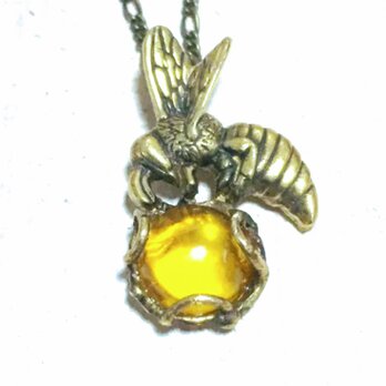 蜂と蜜  (ミツバチのネックレス  真鍮製／とろけるようなアンバー(琥珀)の画像