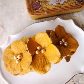 フラワーモチーフのバレッタ ■ フェイクレザー BIG FLOWER ■ イエロー