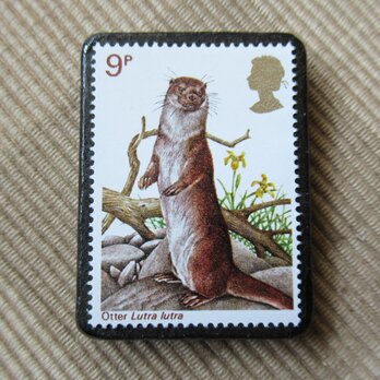 イギリス1977年　カワウソ切手ブローチ 6551の画像