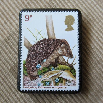 イギリス1977年　ハリネズミ切手ブローチ 6553の画像