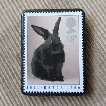 イギリス1990年　子うさぎ切手ブローチ 6556の画像