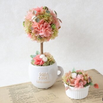 紫陽花と野いちごのトピアリーとミニアレンジのセット（マグカップ）【プリザーブドフラワー】ご結婚祝い　開店祝い　お誕生日祝いの画像
