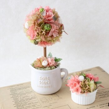 紫陽花と野いちごのトピアリーとミニアレンジのセット（ピッチャー）【プリザーブドフラワー】ご結婚祝い　開店祝い　お誕生日祝いの画像
