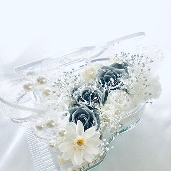 【プリザーブドフラワー／グランドピアノシリーズ】シルバーローズの輝きと白い花たちの美しくピュアな音色の画像
