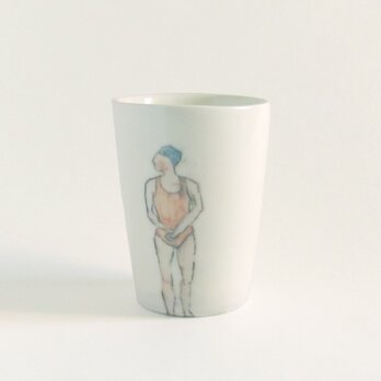 イギリス作家の手描きカップ「スイマー」（女性、オレンジ水着）の画像