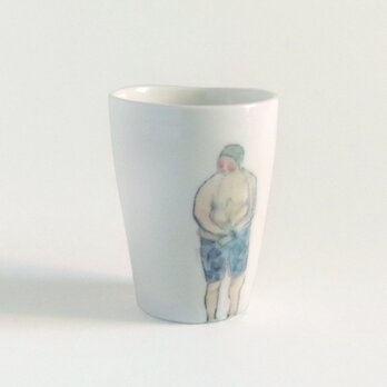 イギリス作家の手描きカップ 「スイマー」（男性、青水着）の画像