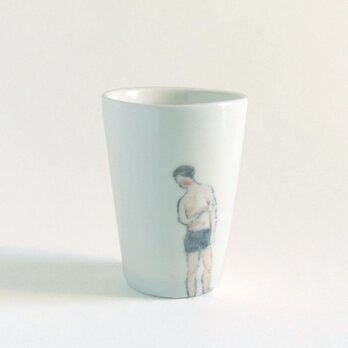 イギリス作家の手描きカップ 「スイマー」（男性、黒水着）の画像