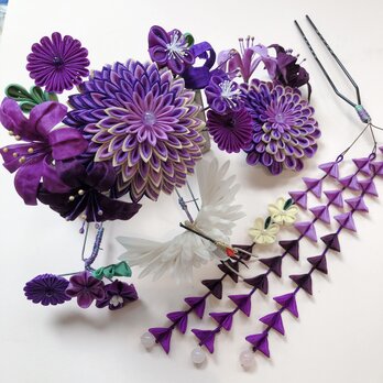 つまみ細工成人式用ご婚礼用　大輪菊とダイヤモンドリリーの髪飾り(紫苑鶴)の画像