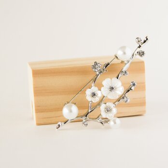 『早春、冬に咲いている白い梅の花のブローチ』の画像