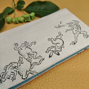 絹織物西陣織名刺・カード入れ 鳥獣戯画　白地黒　中地ブルーの画像