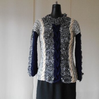 白黒ボップル糸のの多色使い模様編みセーターの画像