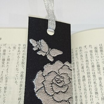 絹織物西陣織しおり　バラと蝶々（黒地に銀）「送料無料」の画像