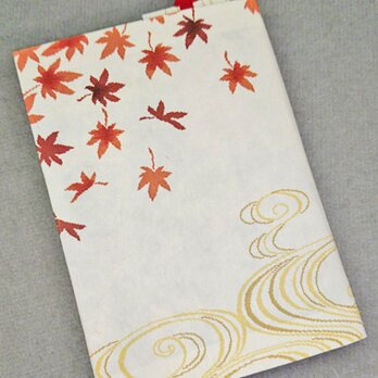 栞付き・和紙ブックカバー(文庫本サイズ)白地に赤流水紅葉「送料無料」の画像