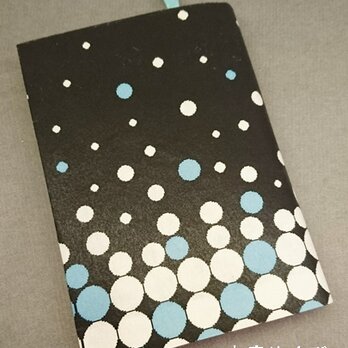 栞付き・和紙ブックカバー(文庫本サイズ)黒地にブルーの水玉「送料無料」の画像