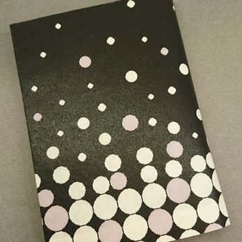 栞付き・和紙ブックカバー(文庫本サイズ)黒地に紫の水玉「送料無料」の画像
