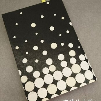 栞付き・和紙ブックカバー(文庫本サイズ)黒地にクリームの水玉「送料無料」の画像