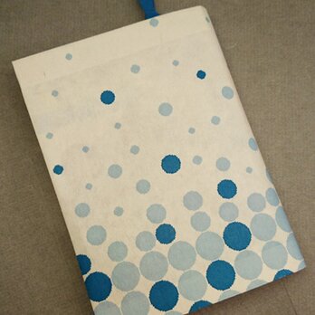 栞付き・和紙ブックカバー(文庫本サイズ)白地にブルーの水玉「送料無料」の画像