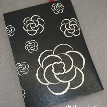 栞付き・和紙ブックカバー(文庫本サイズ)黒地に花の画像