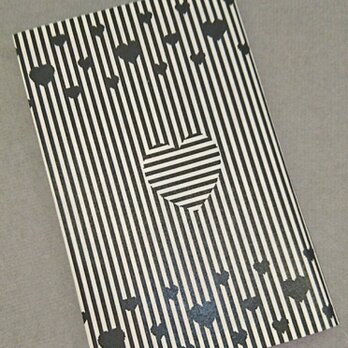 栞付き・和紙ブックカバー(新書サイズ)　黒ハート「送料無料」の画像