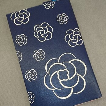 栞付き・和紙ブックカバー(新書サイズ)　紺地に花「送料無料」の画像