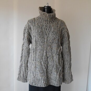 グレィッシュツィードの模様編みセーターの画像